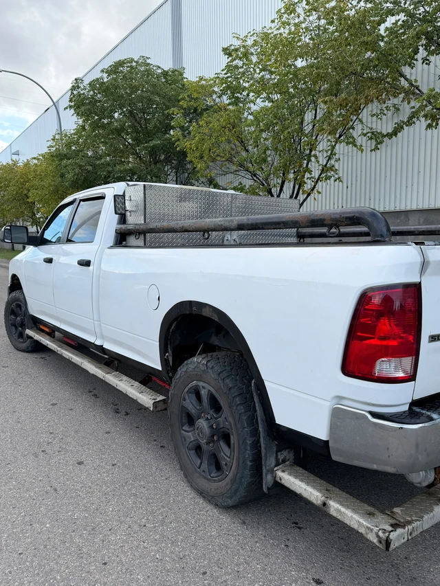 2013 RAM 3500, 234 000 km, dovoz Kanada — foto 2 z 5