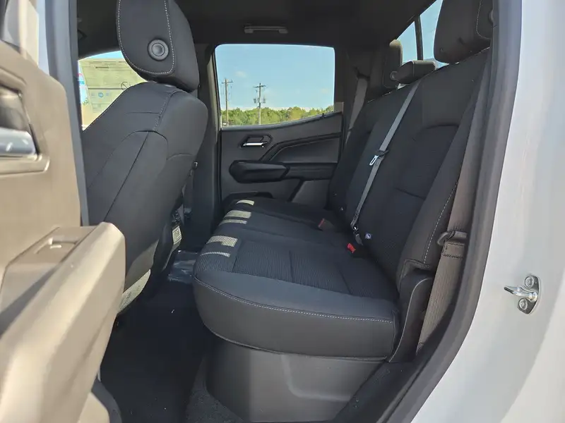 2026 GMC Canyon Elevation, bílá, 0 km, dovoz Kanada — foto 10 z 12