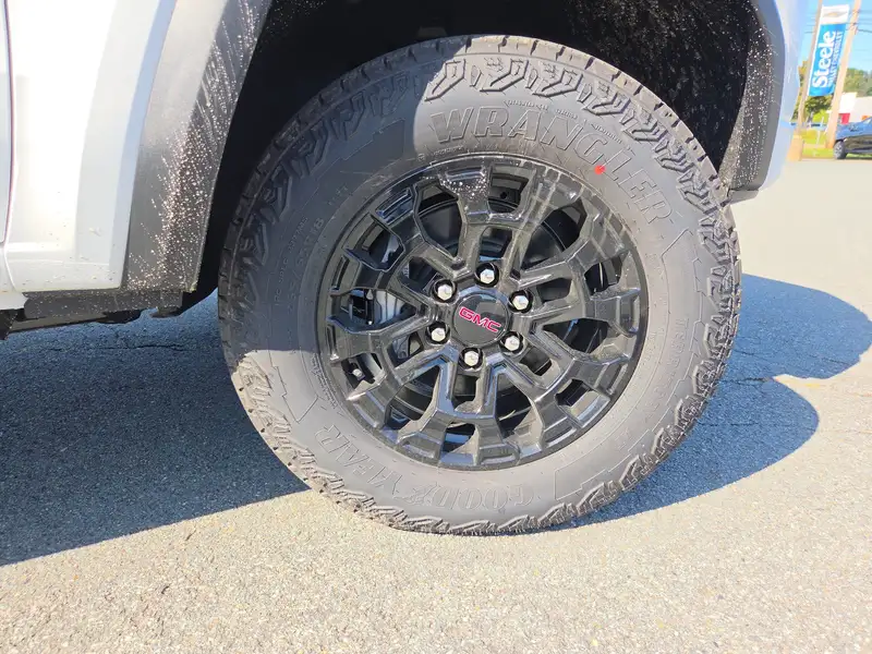 2026 GMC Canyon Elevation, bílá, 0 km, dovoz Kanada — foto 11 z 12
