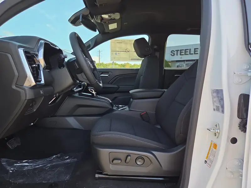 2026 GMC Canyon Elevation, bílá, 0 km, dovoz Kanada — foto 2 z 12