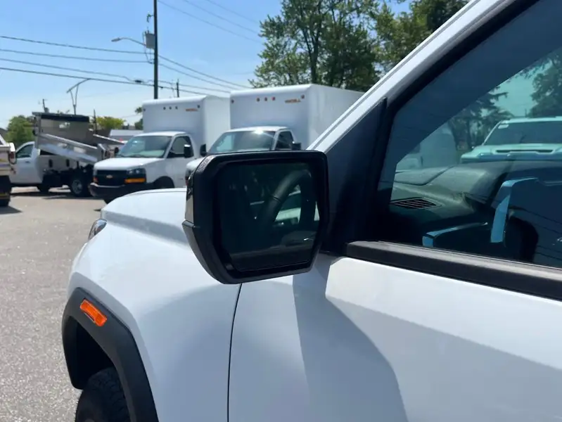 2026 GMC Canyon Elevation, bílá, 9 834 km, dovoz Kanada — foto 10 z 12