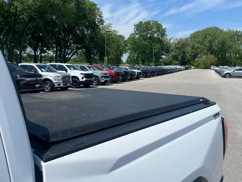 2026 GMC Canyon Elevation, bílá, 9 834 km, dovoz Kanada — foto 11 z 12