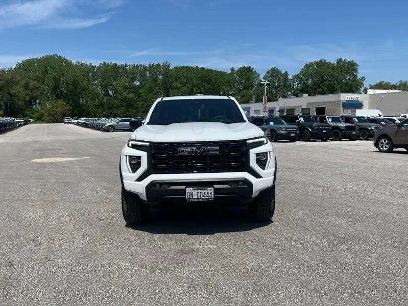 2026 GMC Canyon Elevation, bílá, 9 834 km, dovoz Kanada — foto 2 z 12