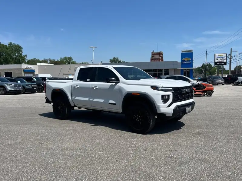 2026 GMC Canyon Elevation, bílá, 9 834 km, dovoz Kanada — foto 3 z 12