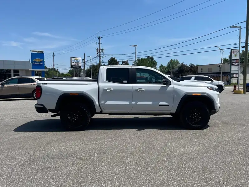 2026 GMC Canyon Elevation, bílá, 9 834 km, dovoz Kanada — foto 4 z 12