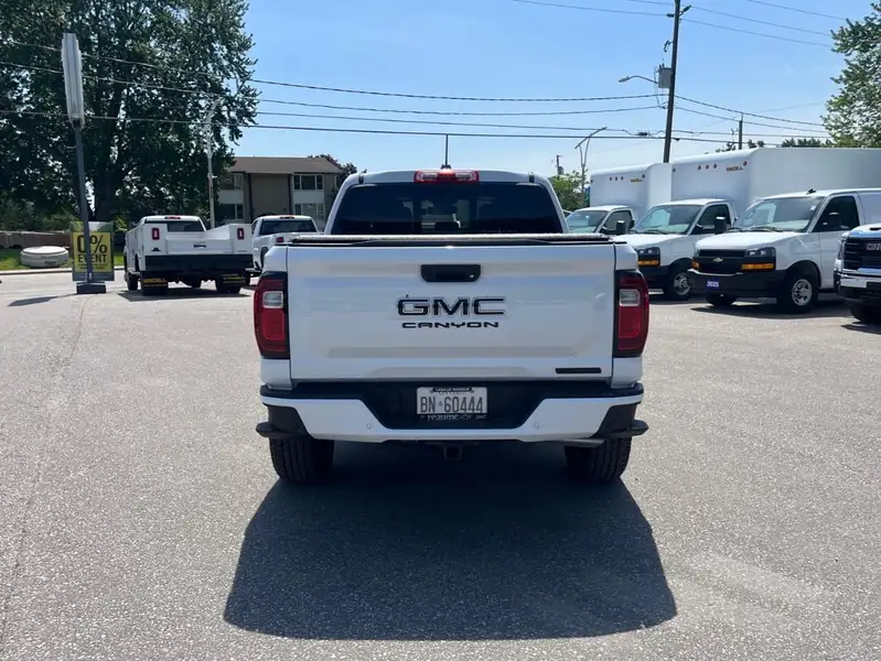 2026 GMC Canyon Elevation, bílá, 9 834 km, dovoz Kanada — foto 6 z 12