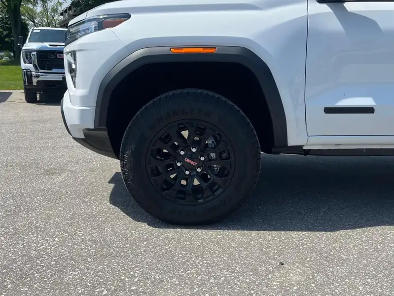 2026 GMC Canyon Elevation, bílá, 9 834 km, dovoz Kanada — foto 9 z 12