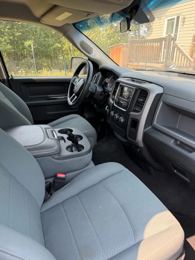 2017 RAM 1500 Crew Cab, šedá, 233 000 km, dovoz Kanada — foto 2 z 5
