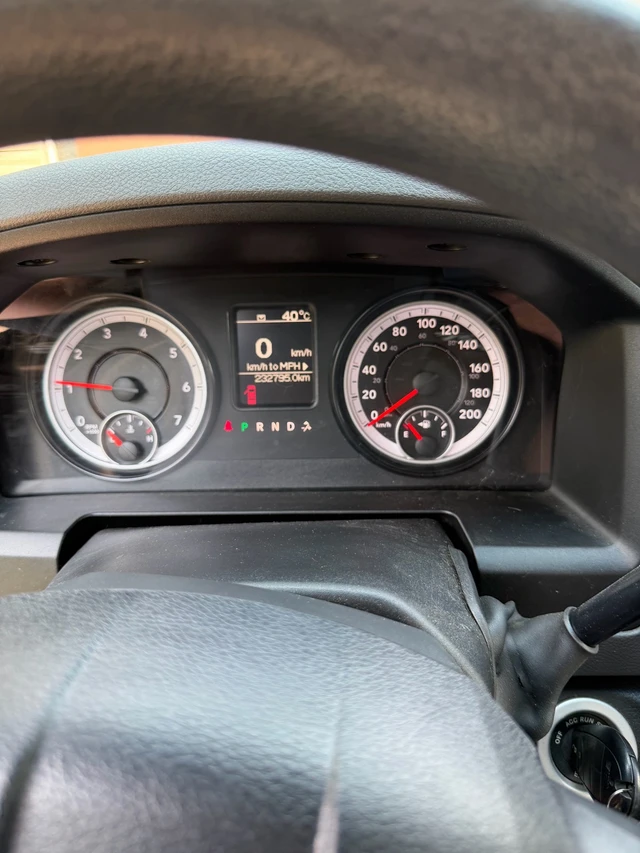 2017 RAM 1500 Crew Cab, šedá, 233 000 km, dovoz Kanada — foto 3 z 5
