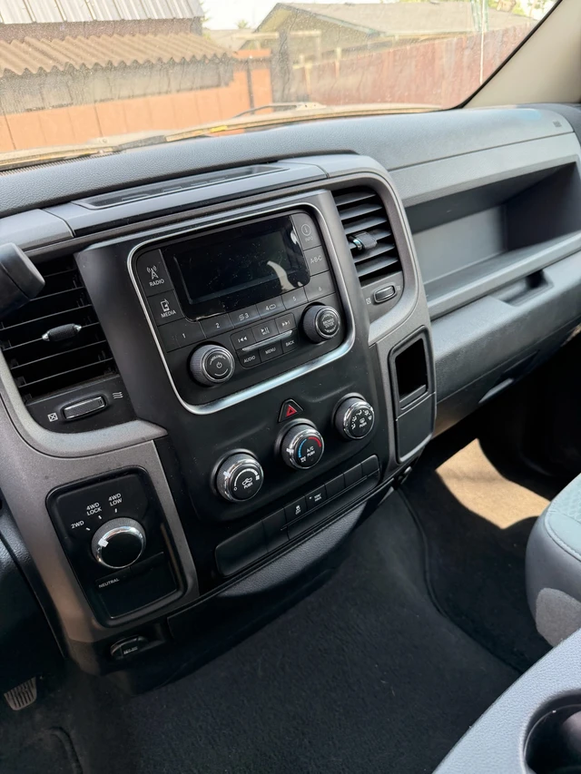 2017 RAM 1500 Crew Cab, šedá, 233 000 km, dovoz Kanada — foto 4 z 5