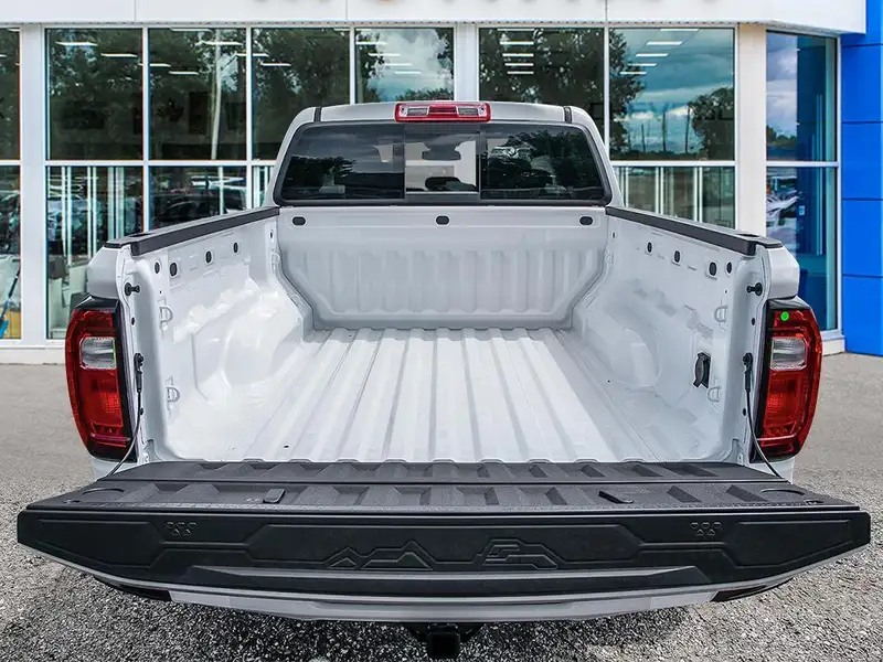 2026 GMC Canyon Elevation, bílá, 7 km, dovoz Kanada — foto 7 z 11