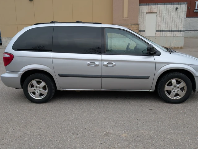2007 Dodge Caravan, stříbrná, 159 834 km, dovoz Kanada — foto 4 z 5