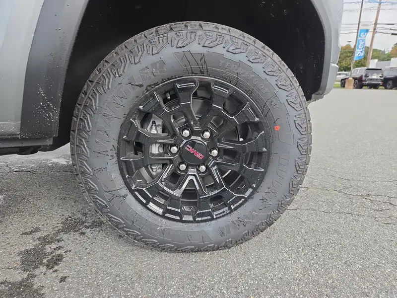 2026 GMC Canyon Elevation, šedá, 11 km, dovoz Kanada — foto 11 z 12