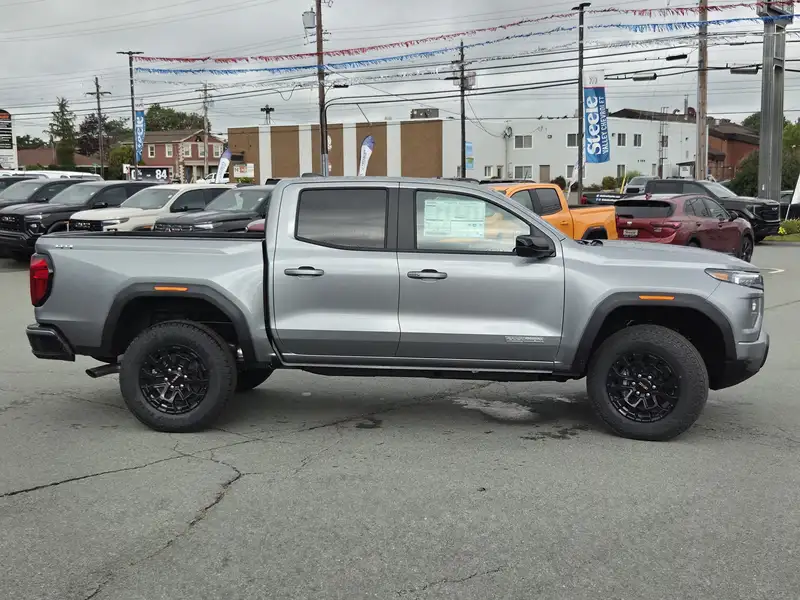 2026 GMC Canyon Elevation, šedá, 11 km, dovoz Kanada — foto 6 z 12