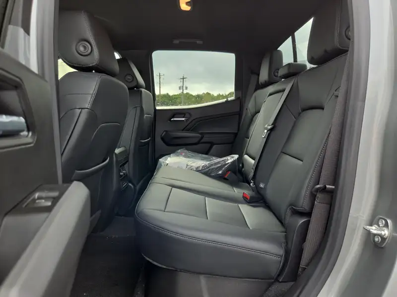 2026 GMC Canyon Elevation, šedá, 11 km, dovoz Kanada — foto 7 z 12