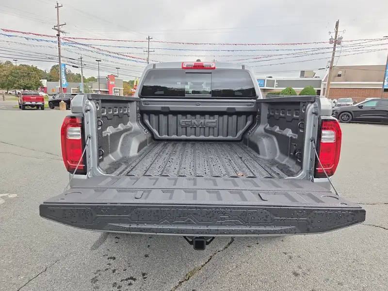 2026 GMC Canyon Elevation, šedá, 11 km, dovoz Kanada — foto 8 z 12