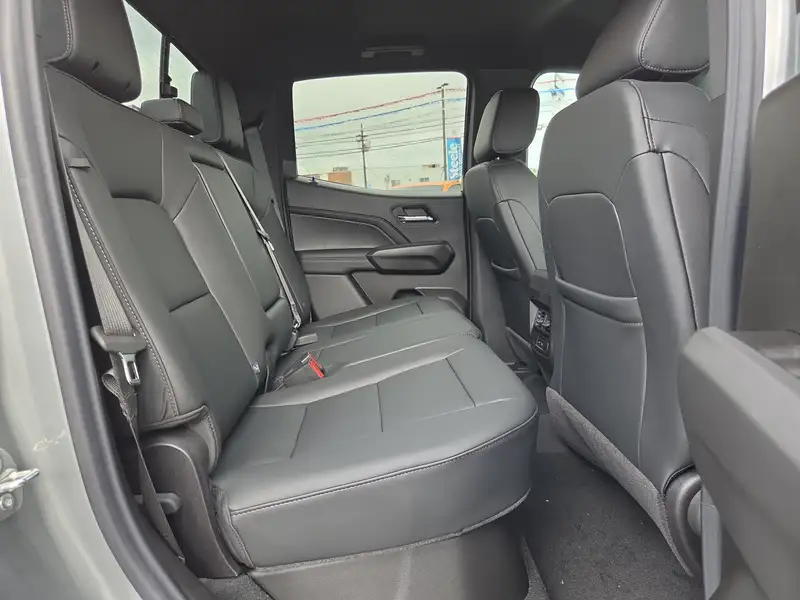 2026 GMC Canyon Elevation, šedá, 11 km, dovoz Kanada — foto 9 z 12