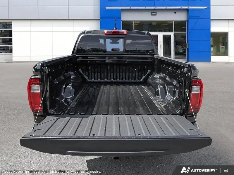 2026 GMC Canyon Elevation, černá, 4 km, dovoz Kanada — foto 7 z 12