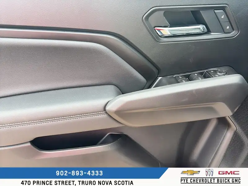 2026 GMC Canyon Elevation, bílá, 3 km, dovoz Kanada — foto 11 z 12