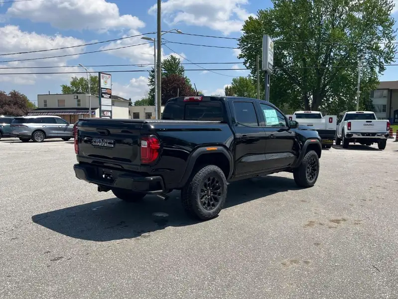2026 GMC Canyon Elevation, černá, 5 km, dovoz Kanada — foto 5 z 12