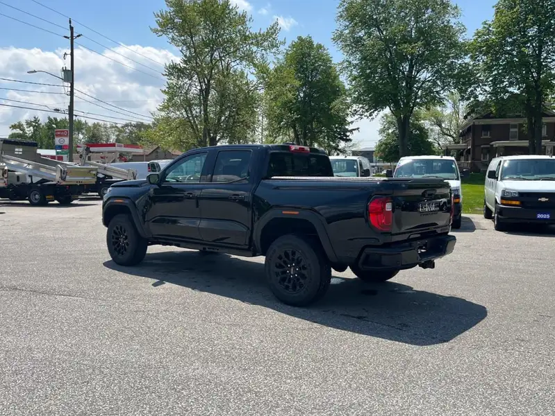 2026 GMC Canyon Elevation, černá, 5 km, dovoz Kanada — foto 7 z 12