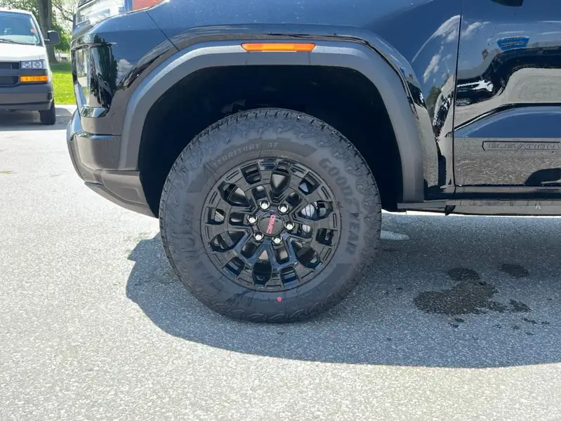 2026 GMC Canyon Elevation, černá, 5 km, dovoz Kanada — foto 9 z 12