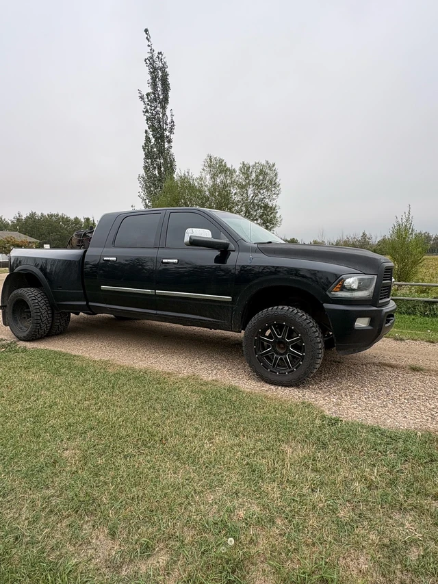 2012 RAM 3500, červená, 34 700 km, dovoz Kanada — foto 2 z 5