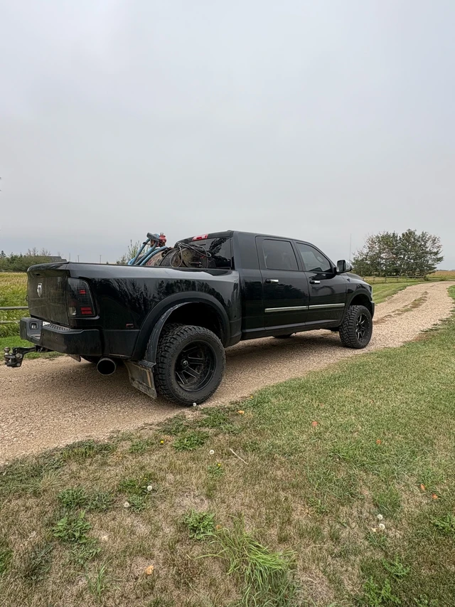 2012 RAM 3500, červená, 34 700 km, dovoz Kanada — foto 3 z 5