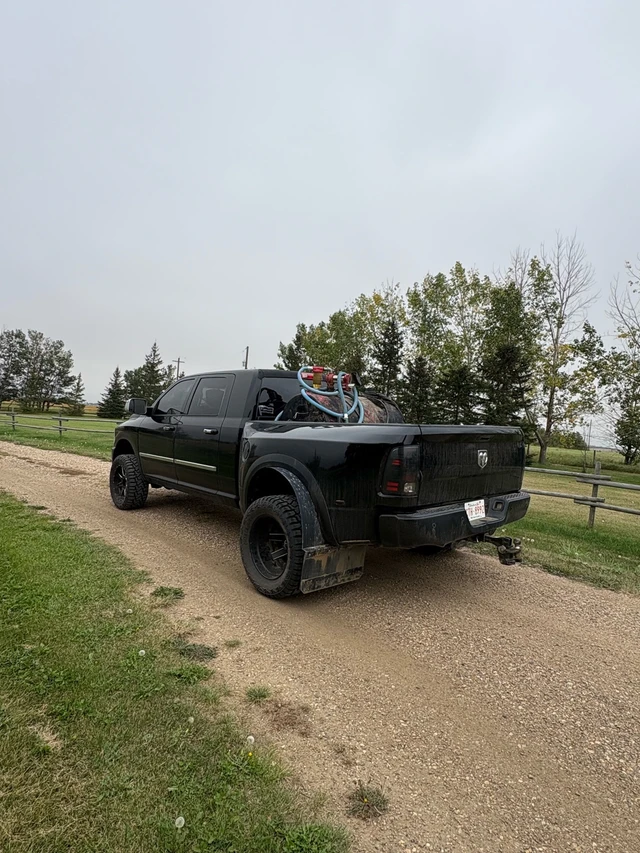 2012 RAM 3500, červená, 34 700 km, dovoz Kanada — foto 4 z 5