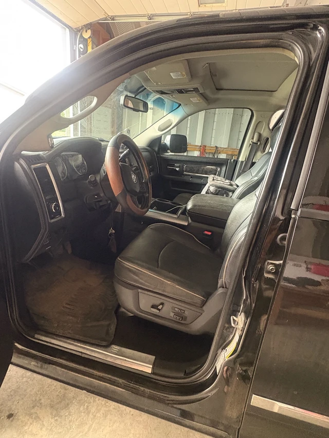 2012 RAM 3500, červená, 34 700 km, dovoz Kanada — foto 5 z 5