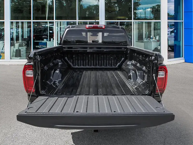 2026 GMC Canyon Elevation, černá, 7 km, dovoz Kanada — foto 7 z 12