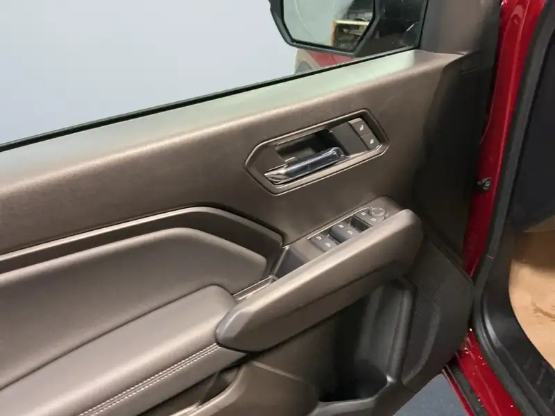 2026 GMC Canyon Elevation, červená, 5 km, dovoz Kanada — foto 10 z 12