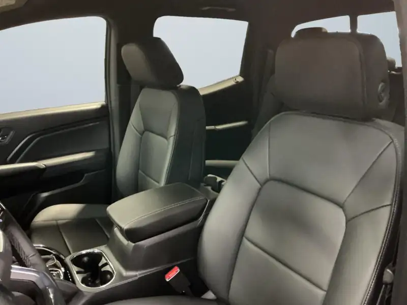 2026 GMC Canyon Elevation, červená, 5 km, dovoz Kanada — foto 11 z 12