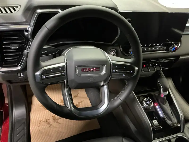 2026 GMC Canyon Elevation, červená, 5 km, dovoz Kanada — foto 12 z 12