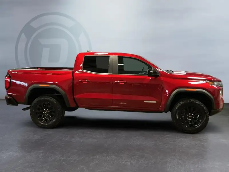 2026 GMC Canyon Elevation, červená, 5 km, dovoz Kanada — foto 4 z 12