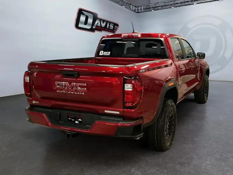 2026 GMC Canyon Elevation, červená, 5 km, dovoz Kanada — foto 5 z 12