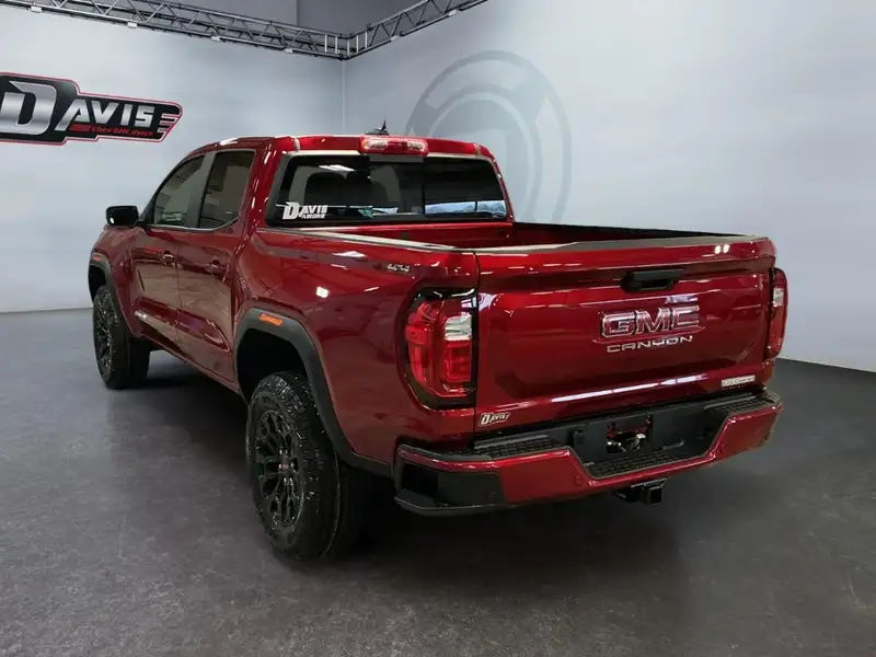 2026 GMC Canyon Elevation, červená, 5 km, dovoz Kanada — foto 7 z 12