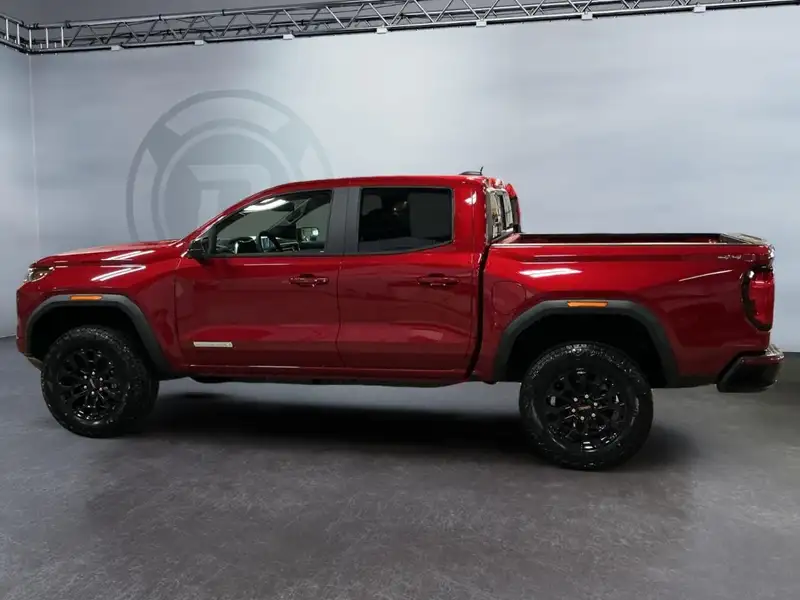 2026 GMC Canyon Elevation, červená, 5 km, dovoz Kanada — foto 8 z 12