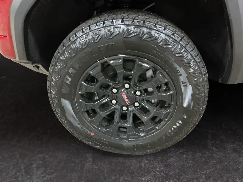 2026 GMC Canyon Elevation, červená, 5 km, dovoz Kanada — foto 9 z 12