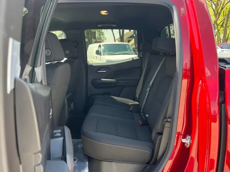 2026 GMC Canyon Elevation, červená, 5 km, dovoz Kanada — foto 12 z 12