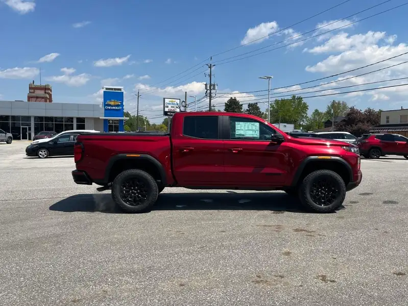 2026 GMC Canyon Elevation, červená, 5 km, dovoz Kanada — foto 4 z 12