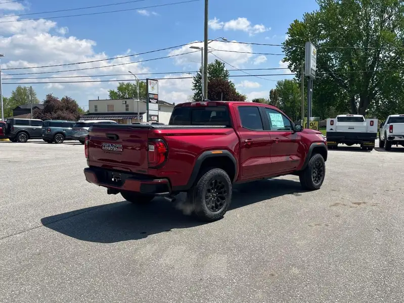 2026 GMC Canyon Elevation, červená, 5 km, dovoz Kanada — foto 5 z 12