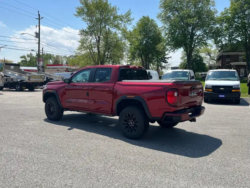2026 GMC Canyon Elevation, červená, 5 km, dovoz Kanada — foto 7 z 12