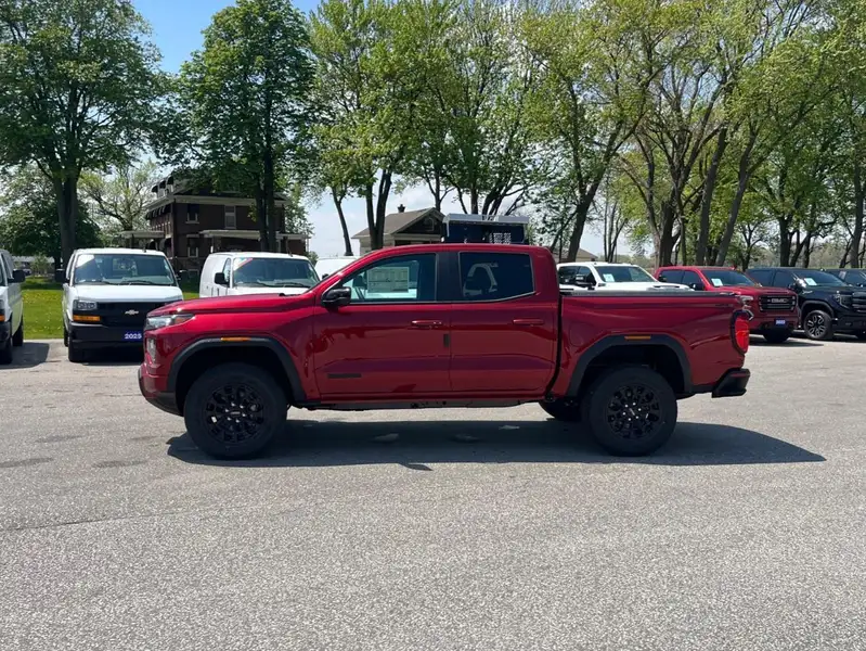 2026 GMC Canyon Elevation, červená, 5 km, dovoz Kanada — foto 8 z 12