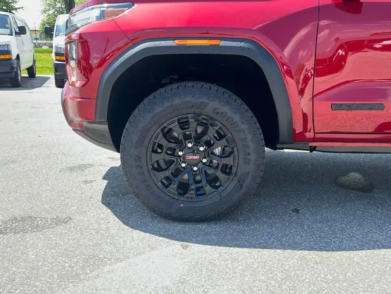 2026 GMC Canyon Elevation, červená, 5 km, dovoz Kanada — foto 9 z 12