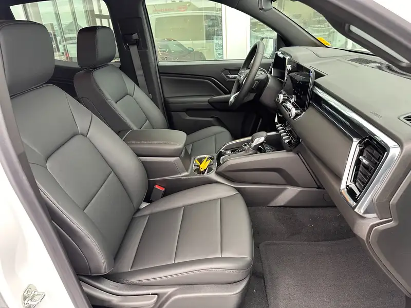 2026 GMC Canyon Elevation, bílá, 9 km, dovoz Kanada — foto 10 z 11