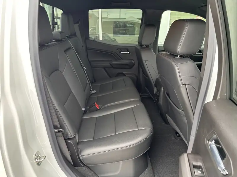 2026 GMC Canyon Elevation, bílá, 9 km, dovoz Kanada — foto 11 z 11