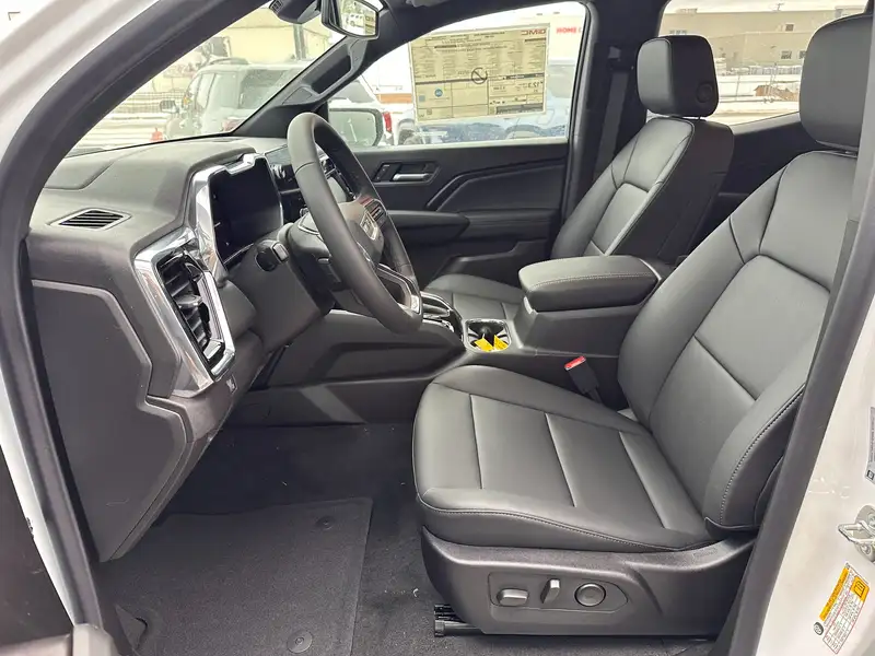 2026 GMC Canyon Elevation, bílá, 9 km, dovoz Kanada — foto 8 z 11