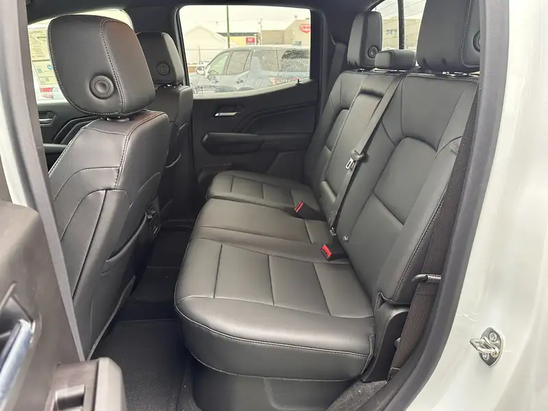 2026 GMC Canyon Elevation, bílá, 9 km, dovoz Kanada — foto 9 z 11