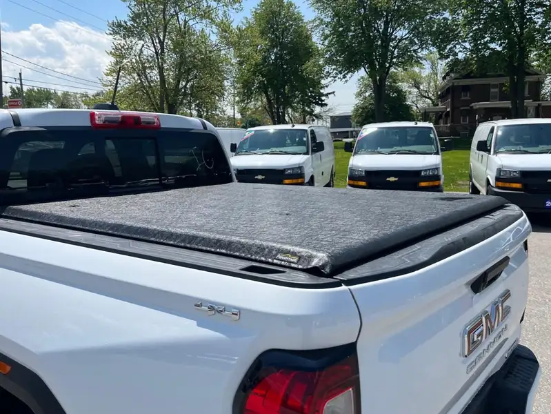 2026 GMC Canyon Elevation, bílá, 5 km, dovoz Kanada — foto 10 z 12